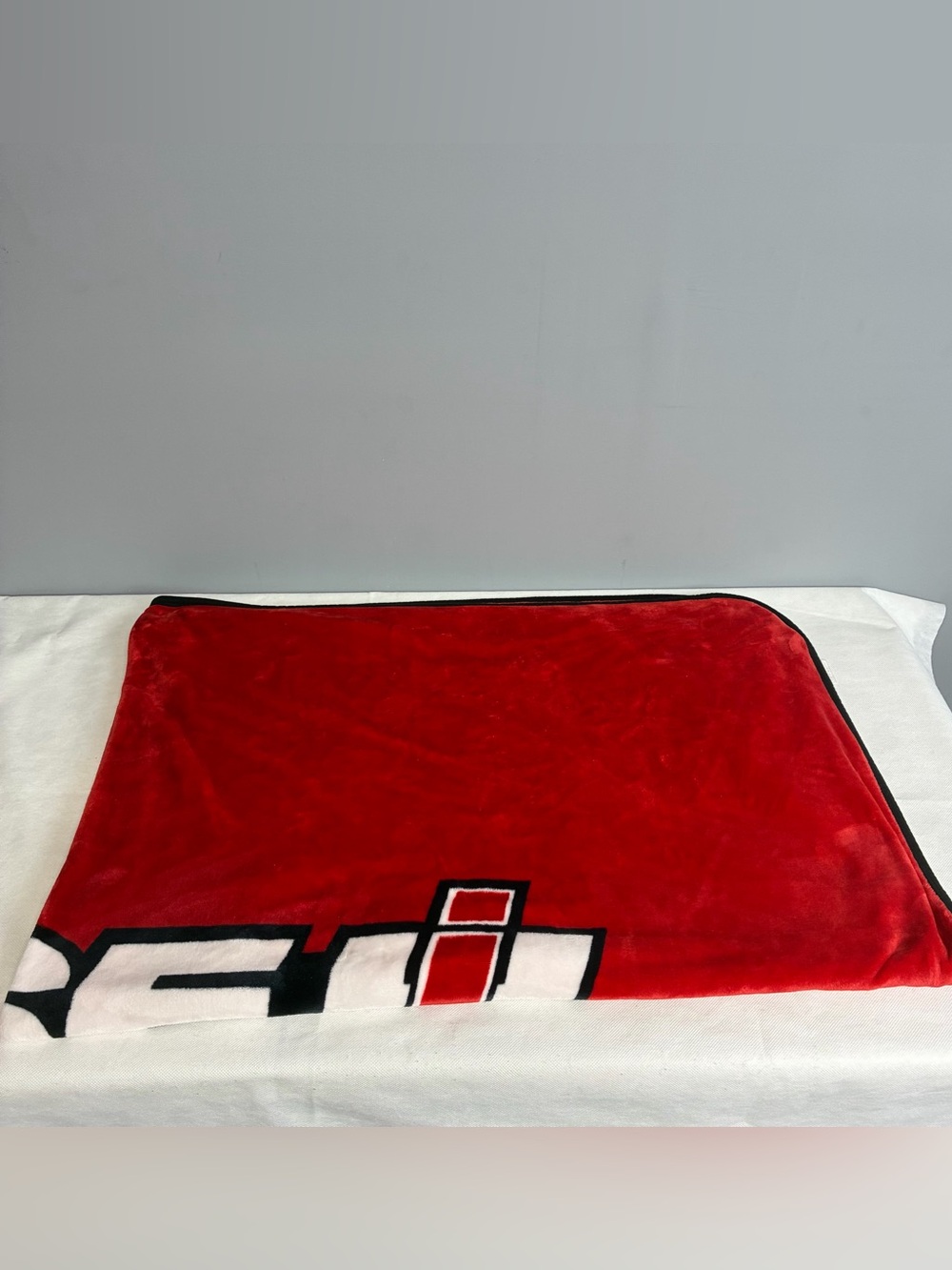 Case IH Throw Blanket approx 50x70 Red Black White Logo Heavyweight Poly Fleece - Picture 4 of 9